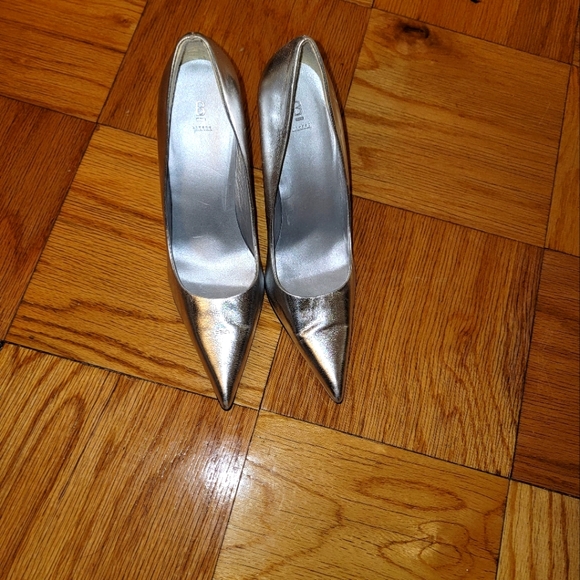 Bakers Silver Pumps US size 9 - Picture 3 of 4